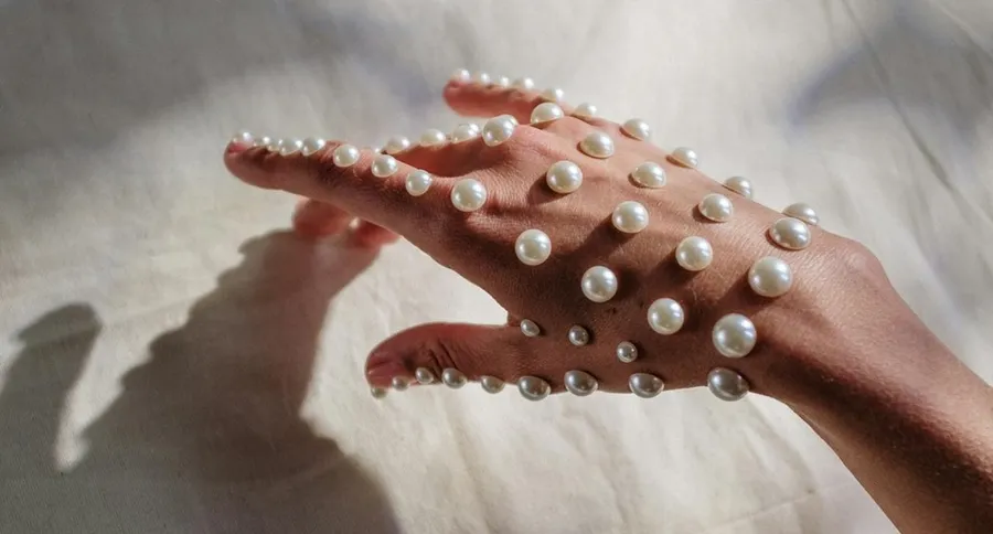 <p>In the ever-evolving world of skincare, where trends come and go like the seasons (2021’s dolphin skin, 2022’s glazed donut skin, 2023’s glass skin), a new phenomenon is captivating beauty enthusiasts worldwide: pearl skin.</p>