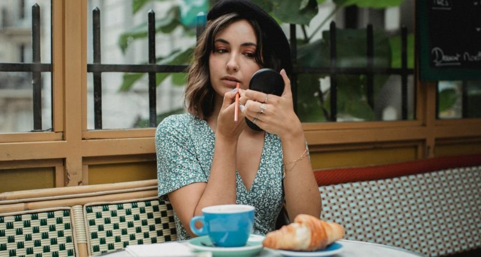 Food-Inspired Beauty Trends 2025: From Gingerbread Nails to Latte Makeup