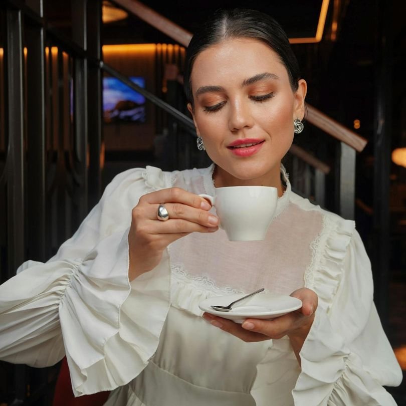 Food-Inspired Beauty Trends 2025: From Gingerbread Nails to Latte Makeup