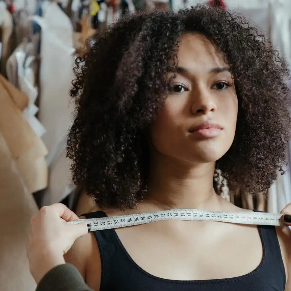 Why do dress sizes vary between shops in the UK?