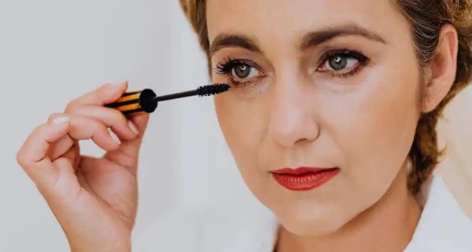 Eyeshadow for hooded eyes over 40: a step-by-step guide