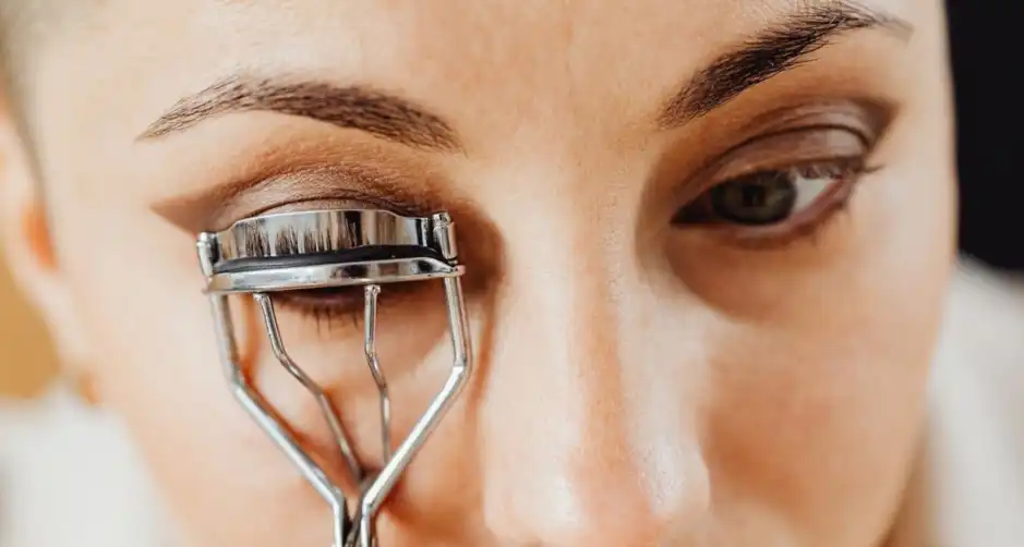 Eyeshadow for hooded eyes over 40: a step-by-step guide